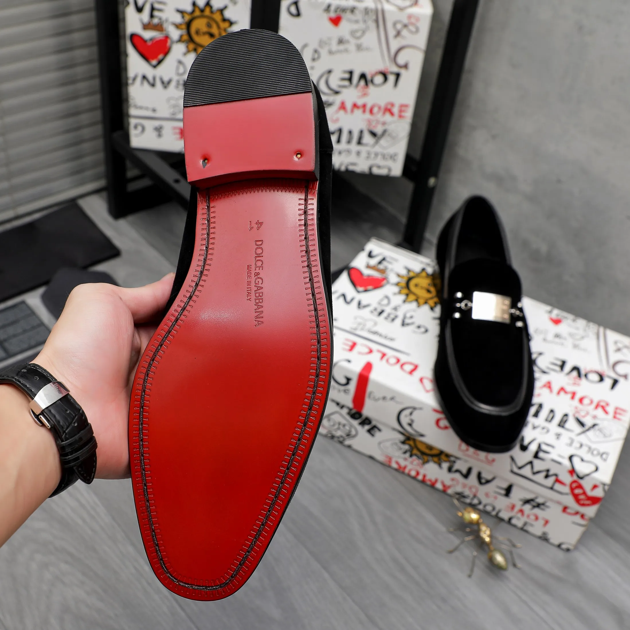 Men's shoes 💰500 Product trademark: DG (Dolce & Gabbana) business casual leather shoes Regular size: 38-45 (45 is custom-made and non-returnable) Product materials: Selected frosted cowhide upper, cowhide lining, original outsole